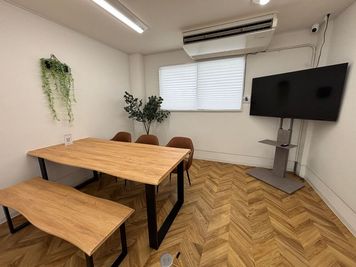 テーブルとモニター - NODE Baseの室内の写真