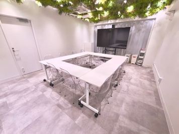 FEEEP 東京八重洲（日本橋）店 FEEEP東京八重洲店｜会議室/イベントスペース（30名席）の室内の写真