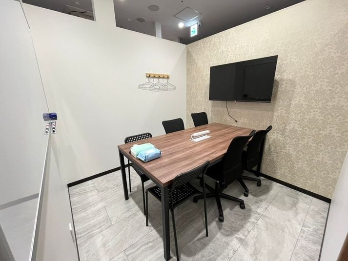 いいオフィス南越谷 【RoomA】6名会議室（天井空きあり）※予約時間前は入室不可の室内の写真