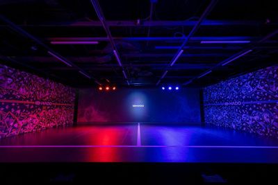 照明や音響の演出も可能（※有料オプション） - HADO ARENA お台場店 HADO AERNA お台場 グランドステージの室内の写真