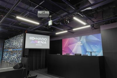 イベント時のMCブース - HADO ARENA お台場店 HADO AERNA お台場 グランドステージの室内の写真