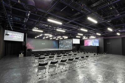 スタンディングの場合は400名収容可能です - HADO ARENA お台場店 HADO AERNA お台場 グランドステージの室内の写真