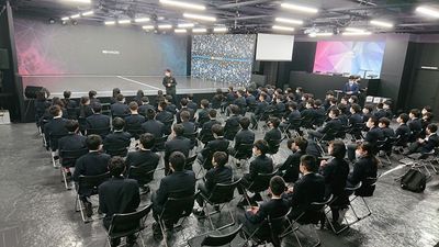 【事例】修学旅行 - HADO ARENA お台場店 HADO AERNA お台場 グランドステージの室内の写真