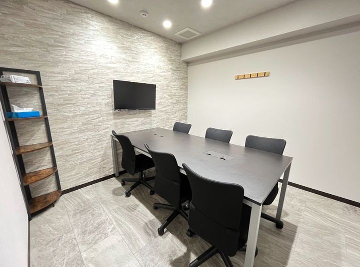 いいオフィス下北沢駅前 6名会議室（Room A）の室内の写真