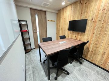 【下北沢駅から徒歩1分】モニター・フリードリンク付き4名会議室（Room C） - いいオフィス下北沢駅前