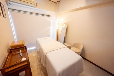 完備型サロンの施術スペース。電動昇降ベッドで快適な施術が可能です - レンタルサロン DRIP 桜新町店 【✨OPEN記念25%OFF✨】桜新町駅1分｜完全個室サロンの室内の写真