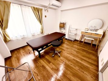 ・25平米の白を基調とした空間 - IRIELAND 吉祥寺店 レンタルサロンの室内の写真