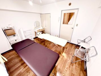 ・折りたたみベッド2台完備
（幅186×奥行73.5×高さ42-61cm）
女性でも役50秒で設置可能です。
技術研修、WSなどご利用いただけます。 - IRIELAND 吉祥寺店 レンタルサロンの室内の写真