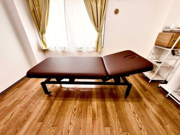 ・手動昇降 リクライニングマッサージベッド (有孔) 長さ185×幅75×高さ52～92cm 　　背もたれ最大45度 - IRIELAND 吉祥寺店 レンタルサロンの室内の写真