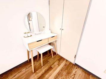 ・丸ミラー付きドレッサー - IRIELAND 吉祥寺店 レンタルサロンの室内の写真