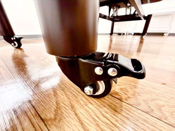 ・キャスター付きなのでレイアウト変更も簡単です。
キャスターに付いているレバーを下ろせばロックがかかります。　
レバーを上げればロック解除になります。
 - IRIELAND 吉祥寺店 レンタルサロンの室内の写真