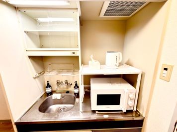 ・コンフィー(COMFEE') 電子レンジ 
・COMFEE' 電気ケトル  - IRIELAND 吉祥寺店 レンタルサロンの室内の写真