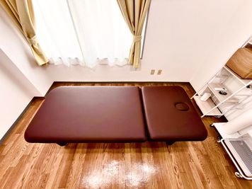 ・手動昇降 リクライニングマッサージベッド (有孔) 長さ185×幅75×高さ52～92cm 　　背もたれ最大45度 - IRIELAND 吉祥寺店 レンタルサロンの室内の写真