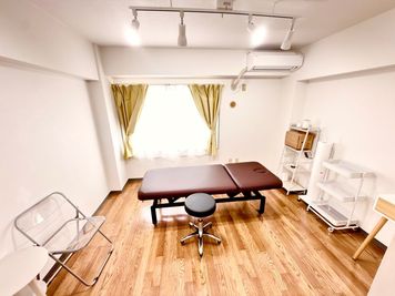 ・25平米の白を基調とした空間 - IRIELAND 吉祥寺店 レンタルサロンの室内の写真