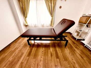 ・手動昇降 リクライニングマッサージベッド (有孔) 長さ185×幅75×高さ52～92cm 　　背もたれ幅186×奥行73.5×高さ42-61cm最大45度 - IRIELAND 吉祥寺店 レンタルサロンの室内の写真