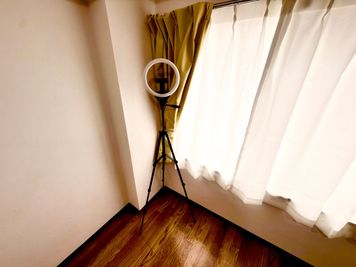 UBeesize LEDリングライト 10インチ スマホ三脚 - IRIELAND 吉祥寺店 レンタルサロンの室内の写真