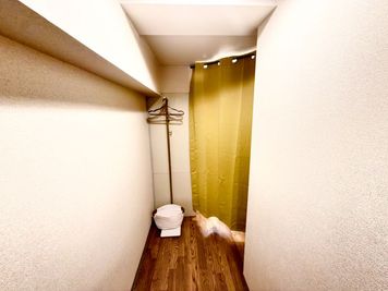 ・カーテンで仕切ってお着替えいただけます。 - IRIELAND 吉祥寺店 レンタルサロンの室内の写真
