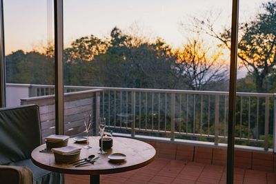 Solis OUTDOOR 眼前に絶景が広がる、イタリアンレストラン貸切の室内の写真