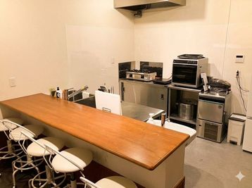 会食スペースを併設した本格キッチン。料理教室、パーティーはもちろん料理系番組・動画の収録にも対応！ - ビジネスクリエーターズ小田原