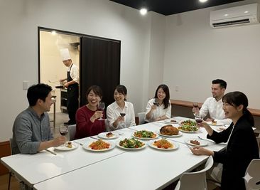 隣接するミーティングルームと内部で行き来できるので、キッチンで料理し隣で会食、調理実習と座学など多様な用途に対応 - ビジネスクリエーターズ小田原 レンタルキッチンの室内の写真
