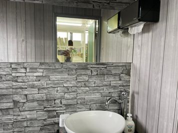 会議室内にトイレ有 - スタジオ スターネス 吹上、今池のレンタルスペース、スタジオの室内の写真