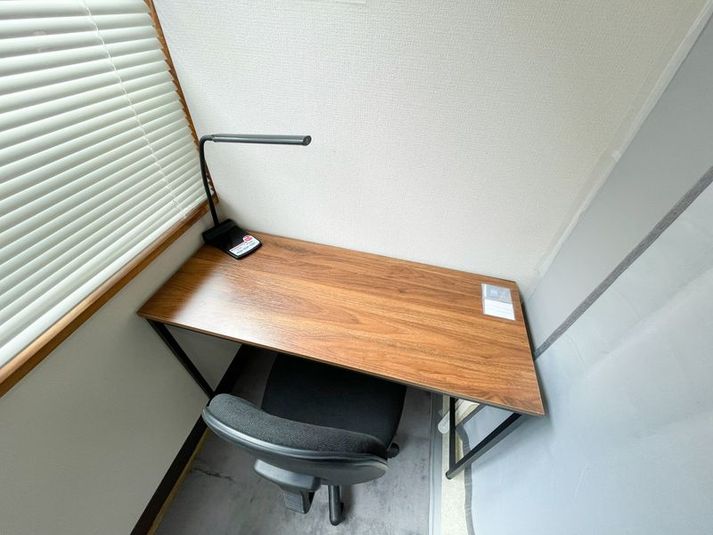机、椅子、デスクライト、卓上扇風機、エアコン、Wi-Fiが使える半個室ブースです - 福山駅前 North Space 大黒町 静かな半個室ブース｜1名専用｜自習・作業・当日利用OKの室内の写真