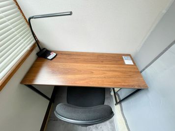 福山駅前 North Space 大黒町 静かな半個室ブース｜1名専用｜自習・作業・当日利用OKの室内の写真