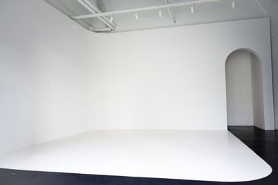 三宮から徒歩7分。 自然光あふれる高架下の白ホリ撮影スタジオ。 - CROP DANCE&PHOTO STUDIO