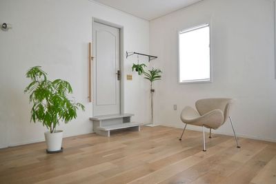 自然光撮影。入り口ドアと階段の色が変わりました。2026年5月〜 - HOUSE124 商業用利用、法人さまご利用限定。写真撮影、動画作成、などの室内の写真