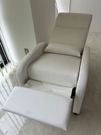 フット用のリクライニングチェア - レンタルサロン ciel (シエル) レンタルサロンCiel ルームC（ネイル専用）の室内の写真