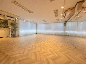 【関内駅3分】広々40㎡超/大型鏡計6m超/調光調色/綺麗なスタジオでダンス・ポージング・ヨガ・ピラティス・演劇・撮影等におすすめ☆ - Studio Green 関内の室内の写真