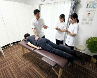 施術ベット・丸イスの利用可能です。 - TSUBAKI船橋 TSUBAKI船橋スペースの室内の写真