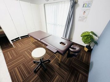 施術ベット・丸イスで施術講習・サロンとして使用可能 - TSUBAKI船橋 TSUBAKI船橋スペースの室内の写真