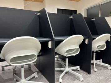 半個室席 - いいオフィス玉造 by BEL～Brick Enter Lab～ 【6名用】Wi-Fi・モニター完備の会議室｜玉造駅1分の室内の写真