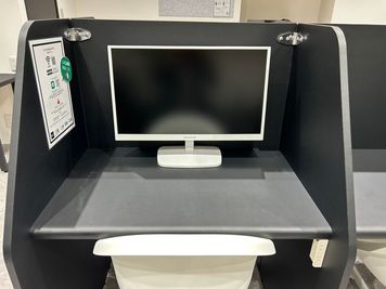 半個室タイプ - いいオフィス玉造 by BEL～Brick Enter Lab～ 【モニター席A】PC作業に最適な半個室スペース（1名）の室内の写真