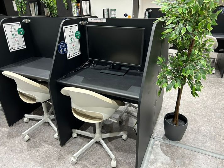 モニター席B - いいオフィス玉造 by BEL～Brick Enter Lab～ 【モニター席B】PC作業に最適な半個室スペース（1名）の室内の写真