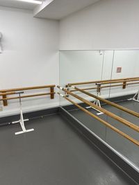 固定バーと移動式バー - Ballet Studio CATS　(バレエスタジオキャッツ） 蕨レンタルスタジオCATS｜ダンス・バレエ・ヨガ・大鏡・駐車場の室内の写真