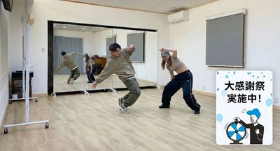 ピアノや音響、モニタ、ダンスミラーを備えた、什器ありの多目的ルーム。演奏・ダンス・教室・会議・イベント開催まで幅広く対応。 - レンタルスペース「TYフェアリーリング」