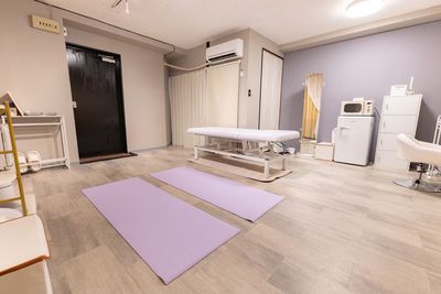 ヨガマット２枚、ご自由に広げてご使用いただけます。 - レンタルサロン Palette（パレット）まっちゃまち店の室内の写真