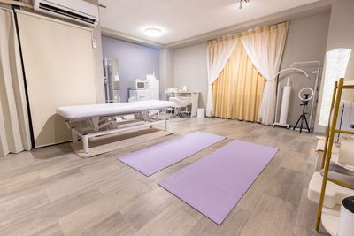 ヨガマット２枚、ご自由に広げてご使用いただけます。 - レンタルサロン Palette（パレット）まっちゃまち店の室内の写真