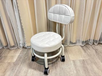 フットスツール1脚 - レンタルサロン Palette（パレット）まっちゃまち店の設備の写真