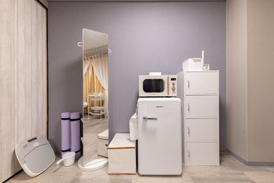 冷蔵庫、電子レンジ、全身ミラー等 - レンタルサロン Palette（パレット）まっちゃまち店の設備の写真