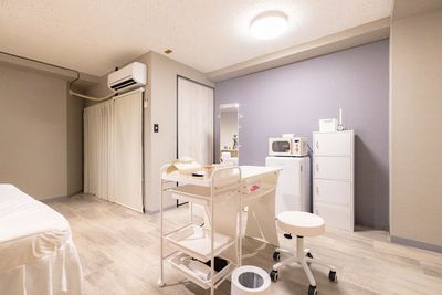 お客様用スペース、カウンセリングやネイルなど利用可能 - レンタルサロン Palette（パレット）まっちゃまち店の室内の写真