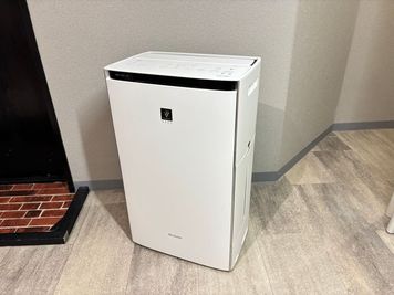 加湿空気清浄機1台
ご利用時はタンクに水を入れてください - レンタルサロン Palette（パレット）まっちゃまち店の設備の写真