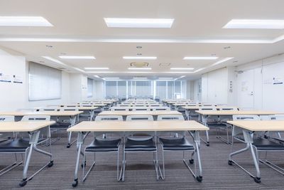 スクール形式 - 東京会議室 田町CC 30名以下限定ライトプラン！東京会議室田町カンファレンスセンターの室内の写真