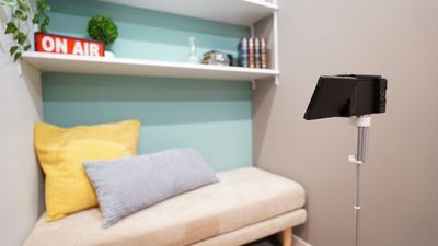 ソファに座って配信 - ELEVEN BASE 配信ブースの室内の写真