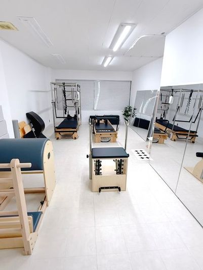 マシンピラティス　レンタルスタジオ「Pilates BLUE」 ピラティスマシン完備　レンタルスペースの室内の写真