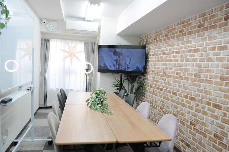 デスクは45cm*120cm　4脚ございます。以前より広くなり、使いやすくなりました！通常配置となります。 - CREST（クレスト）会議室 ✨オープン！新宿御苑前50秒 お洒落なCREST貸会議室　の室内の写真