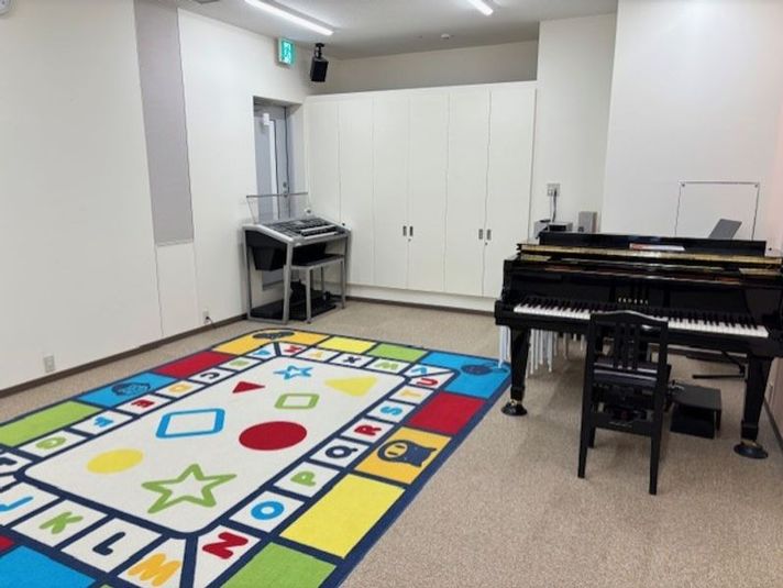 ミュージックアベニュー池袋 グランドピアノ・エレクトーン 防音部屋5番教室の室内の写真