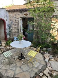 隠れ家のような、石造りのアンティークスタジオ。ガーデン直結です。 - faveur.provence studio 庭付き多目的スペースの室内の写真